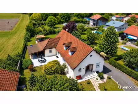 maison familiale 221m2 avec piscine et terrain de 2000m2 à charmes