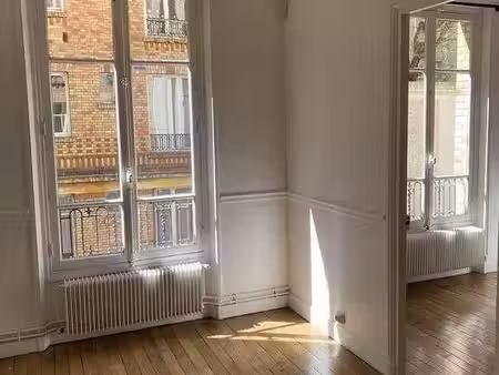 a 2 pas des commerces et du métro pont de neuilly