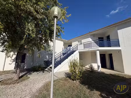 pessac centre  t2 avec terrasse  place de parking et faibles charges