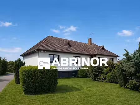 en exclusivité ? boves : propriété de caractère de 267 m² avec sous-sol complet et double 