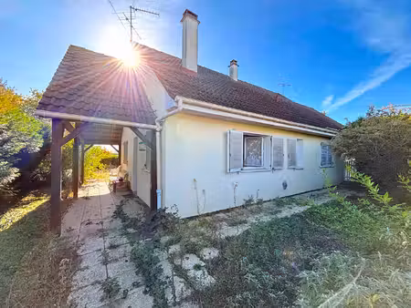 pavillon avec terrain clos et garage.