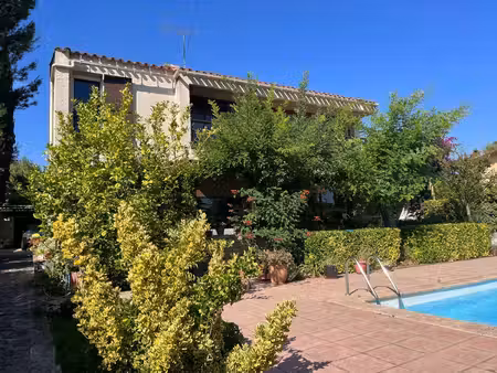 la ciotat grande maison familiale avec piscine et jardin paysager