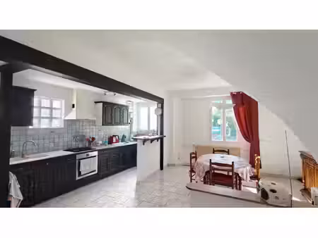 à vendre charmante maison de village avec porche et jardin