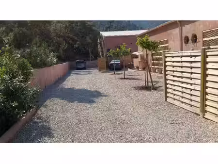 deux pièces de 68m² au sol donc 36m² de loi carrez avec terrasse de 50m²