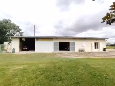 hangar avec deux pièces habitables