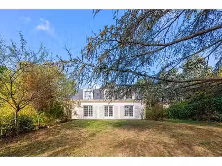 maison de style mansart rénovée avec parc arboré et vue seine
