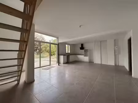 location maison 4 pièces 96 m² à l'isle-jourdain (32600)  980 €