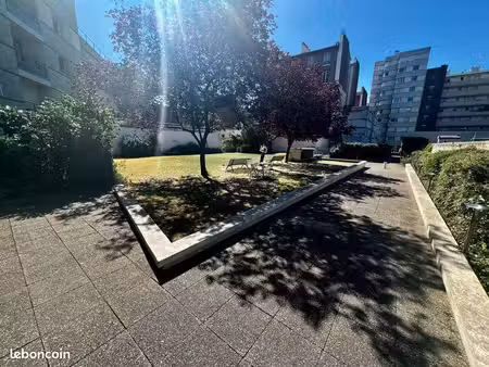 f4 de standing de 97m2 en duplex face au métro
