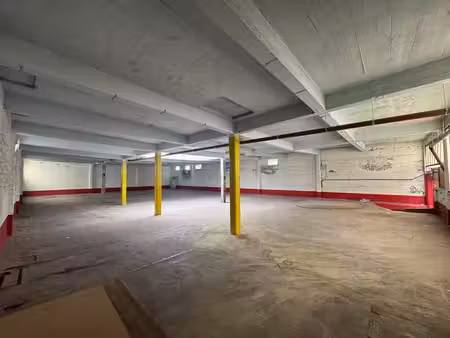 ruim en veelzijdig magazijn van ca. 800 m² te huur op een ce