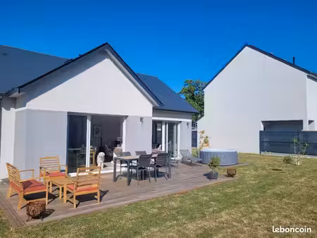maison récente (2022) de plain-pied de 79 m² avec garage de 19 m²  terrasse bois et jardin