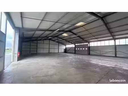 emplacements parking dans hangar clos le gua