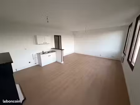à louer – bel appartement f2 lumineux  idéalement situé  avec chambre séparée