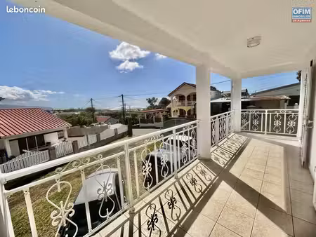 a louer - disponible - bas de maison f3 avec jardin + vue dégagée mer - ste marie