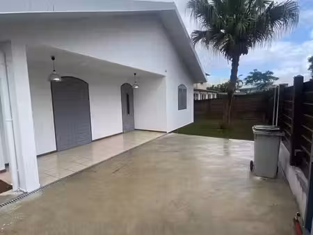 a louer cette jolie villa f4 avec jardin arboré située à la grande montée sainte marie