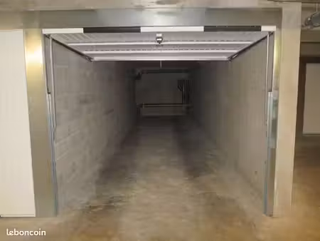 grand garage box a louer 26m²