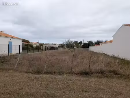 terrain constructible. 680m2. centre de la cotinière