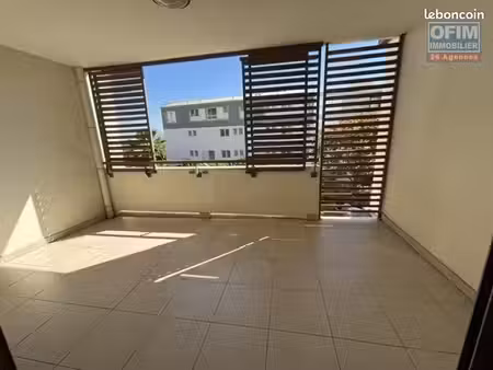 a vendre à ste clotilde quartier technopole  bel appartement t3 avec grande varangue