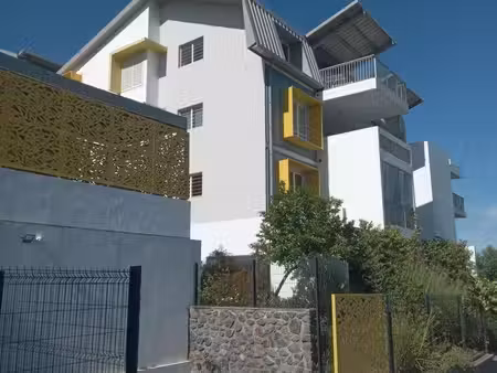 a vendre un appartement t2 très spacieux avec une belle vue mer à la plaine saint-paul
