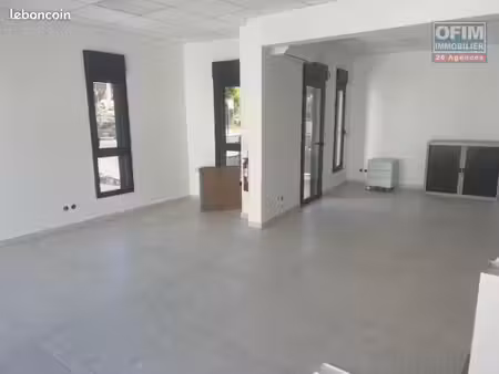 a louer local professionnel neuf centre ville de l'etang sale les hauts