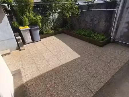 a vendre maison 2 chambres avec garage à sainte suzanne/ centre