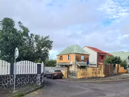 a vendre maison f4 de 64m2 à bagatelle sainte suzanne  jardin clôturé