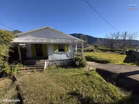 a vendre villa f5 avec garage sur un grand terrain de 2 000 m2 à la plaine des palmistes