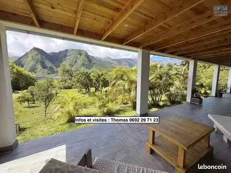 a vendre exceptionnelle villa sur un terrain de 3100 m2 à la plaine des palmistes