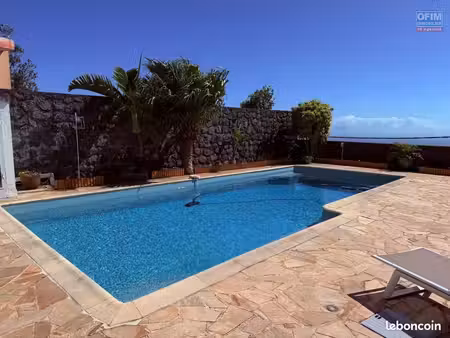 a vendre cette charmante villa de type f6/7 avec une vue magnifique sur la capitale et l'o