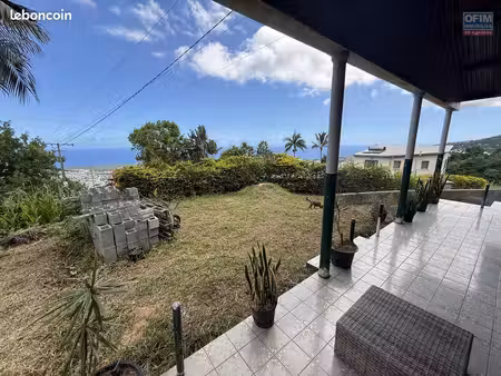 grande maison séparée en deux (f3 et un f5) implantée sur 913 m² de terrain avec vue impre