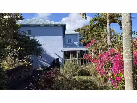 grande maison/bâtiment de 400 m² situé juste au dessus de la maison cadeau de type f15+ en