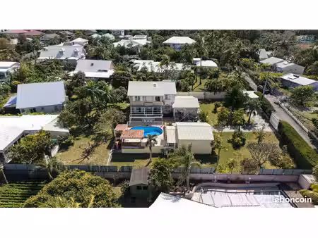 belle propriété f5/6 avec garages et piscine  idéalement située en hyper centre d'etang sa
