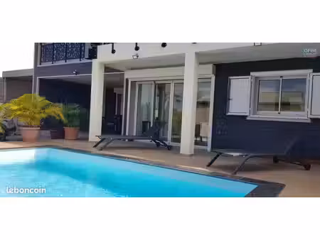 à louer – villa f5 avec piscine au calme  proche centre-ville de l’étang-salé