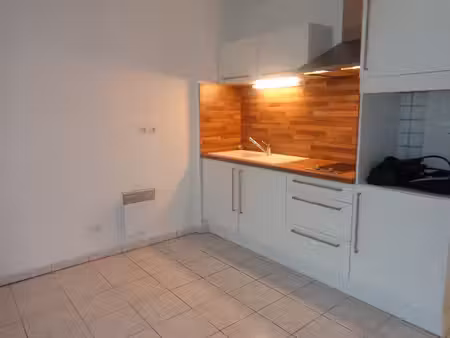 f2 dans residence avec terrasse et parking