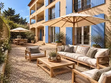 la crau ! centre-ville appartement t4 de 120 m² - jardin privatif - terrasse - parking