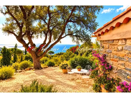 villa de 206m2  7 pièces  sur les hauteurs du lavandou avec vue mer panoramique