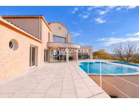 villa offrant une vue imprenable sur un panorama remarquable