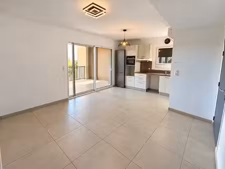 vend t2 neuf de 42m2 avec place de parking à sérignan.