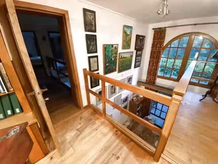dans un domaine fortifiée médiéval  maison en pierres avec 2