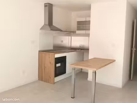 t3  51 m2 entièrement refait à neuf avec terrasse
