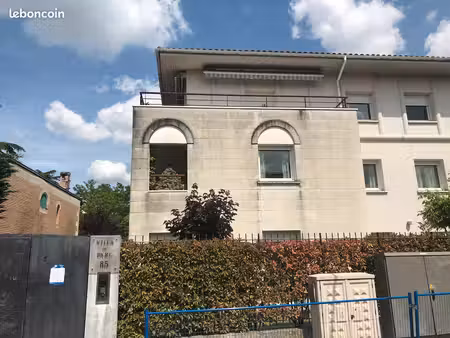 location t2 idéalement situé au sein d'une résidence premium à la barrière du médoc au bou
