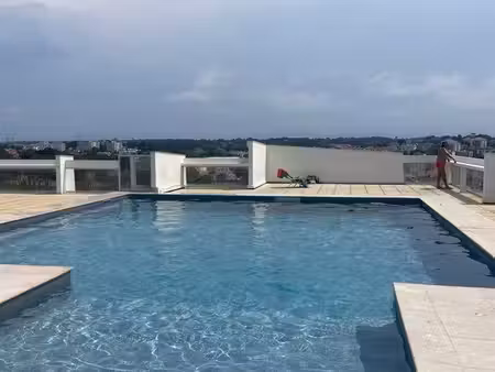 studio avec terrasse et piscine
