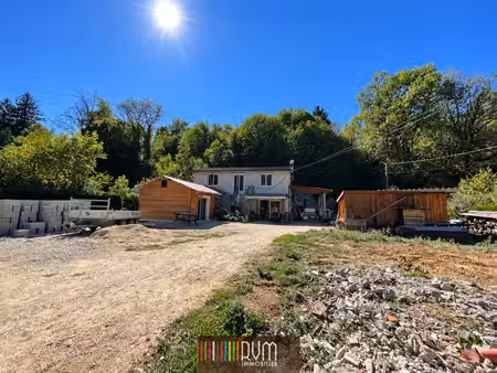 maison avec terrain arboré et accès privatif à la rivière
