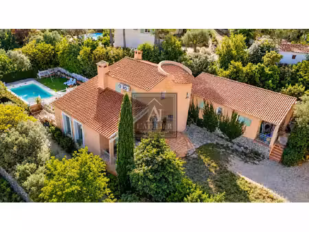 maison de 210 m2 avec piscine et garage sur une parcelle de