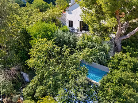 roucas blanc -- une maison familiale avec piscine  face à not