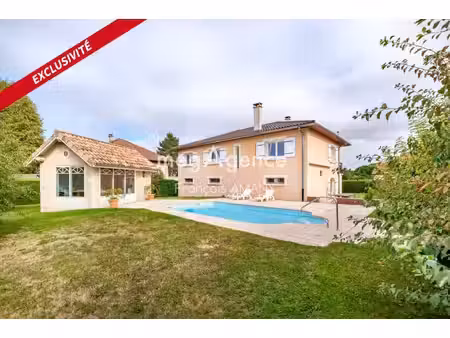 maison familiale avec piscine au cœur du village