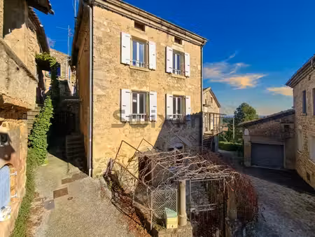 maison de village en pierre avec terrasse