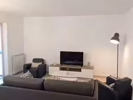 location meublée locaux professionnels 4 pièces 100 m² à toulon (83000)  525 €