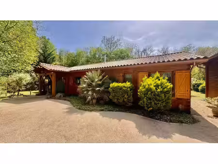 maison t4 de 100m2 avec une véranda de 20m2  trois chambres  un salon/salle à manger avec 