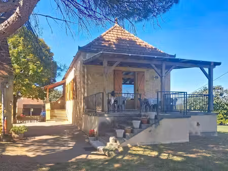 ancien corps de ferme avec maison en pierre  grange  séchoir à tabac  four à pain et pisci