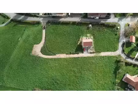 terrain constructible et viabilisé - 728 m²